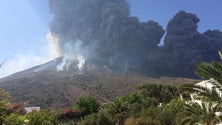 Imagem de Vulcão em ilha italiana liberta rochas e nuvem de cinzas