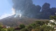 Imagem de Vulcão em ilha italiana liberta rochas e nuvem de cinzas
