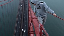 Imagem de Cinco homens proibidos de aceder à Ponte 25 de Abril após subirem estrutura a pé (vídeo)