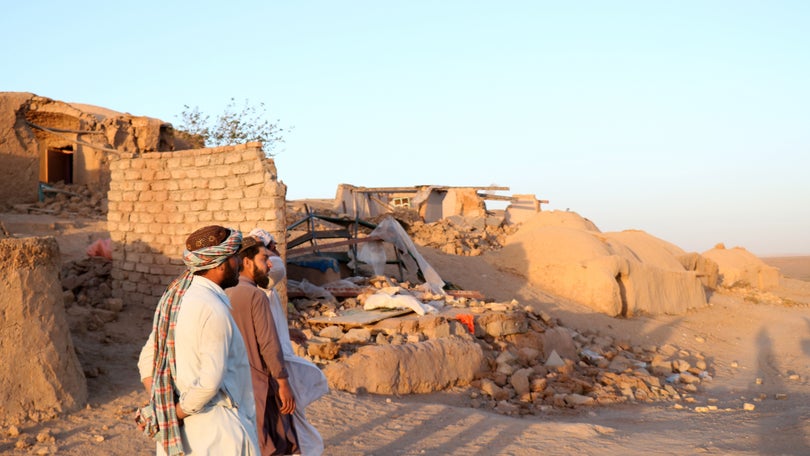 Cerca de 120 mortos e mil feridos contabilizados em sismo no Afeganistão