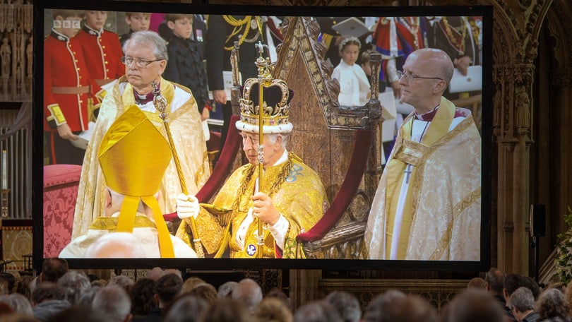 Carlos III coroado como monarca