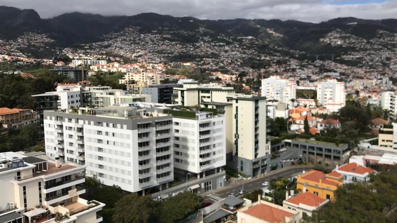 Imagem de Aviso para tempo quente e chuva