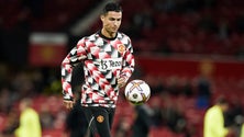 Imagem de Ronaldo afastado pelo Manchester United do jogo com o Chelsea