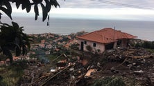 Imagem de Temporal destruiu casa e carros (vídeo)