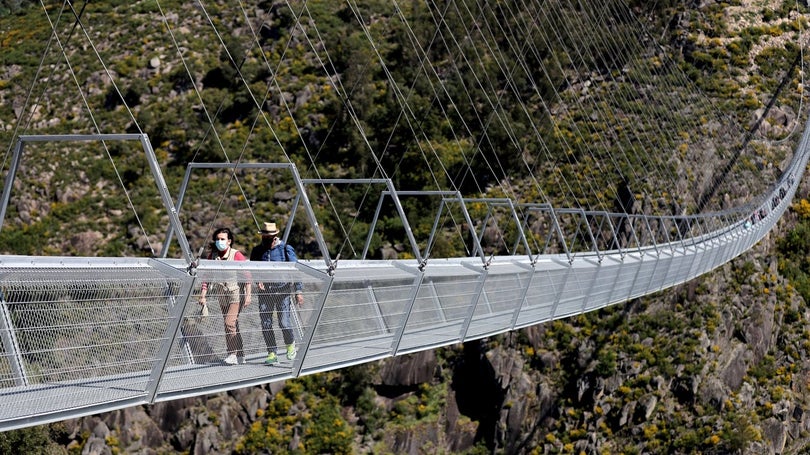 Na maior ponte pedonal suspensa do mundo nem os mais nervosos resistem à travessia