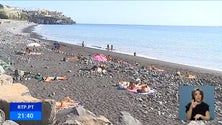 Imagem de Muitos turistas e madeirenses aproveitaram tempo quente no fim de semana para uma ida à praia (Vídeo)