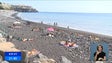 Imagem de Muitos turistas e madeirenses aproveitaram tempo quente no fim de semana para uma ida à praia (Vídeo)