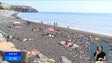 Muitos turistas e madeirenses aproveitaram tempo quente no fim de semana para uma ida à praia (Vídeo)