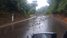 Chuva provocou derrocada em estrada no Topo (Vídeo)