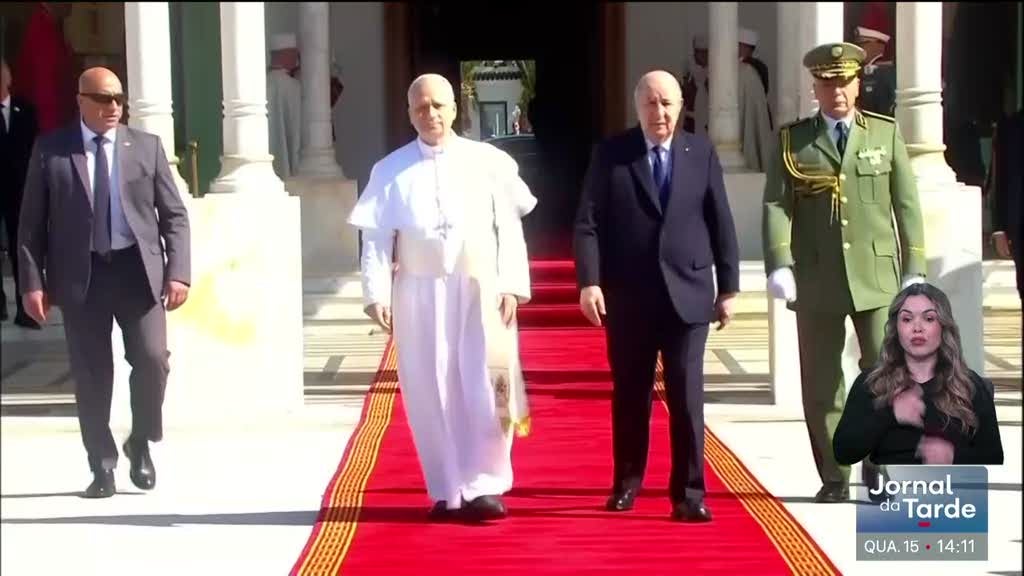 Papa prossegue visita a África entre críticas de Trump