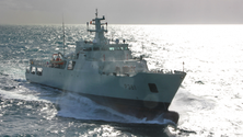 Imagem de Navio da Marinha deixa carga nas Flores, mas não atraca (Vídeo)