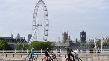 Imagem de Covid-19: Governo britânico prepara levantamento de quarentena para dezenas de países