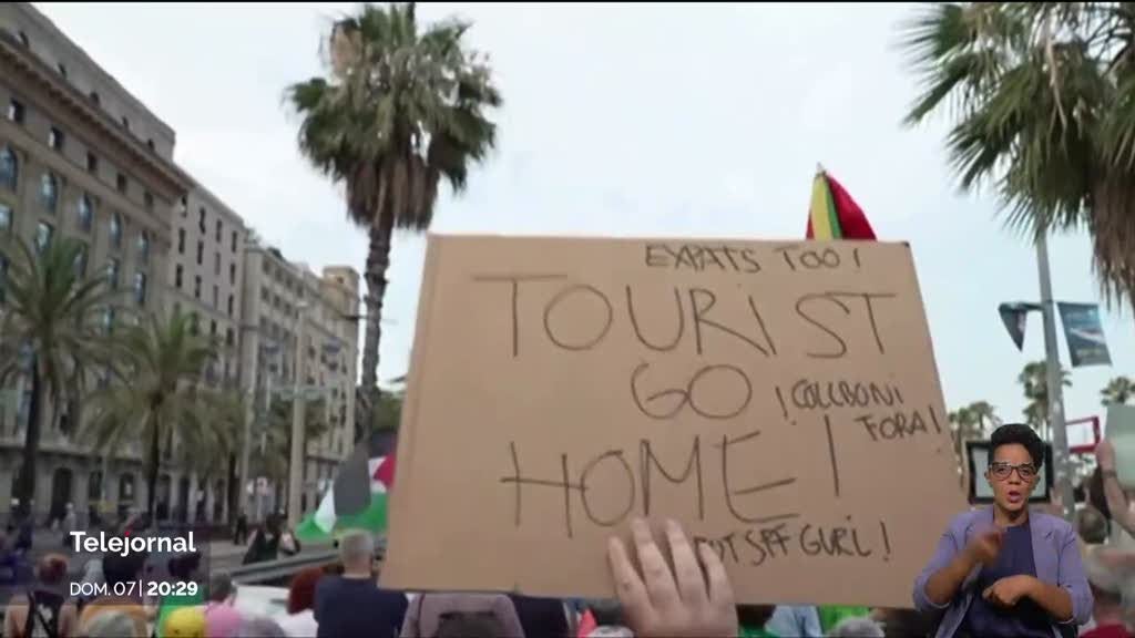 Milhares de pessoas protestam em Barcelona contra excesso de turistas