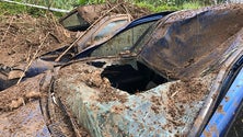 Imagem de Derrocada no Lugar de Baixo destrói dois automóveis