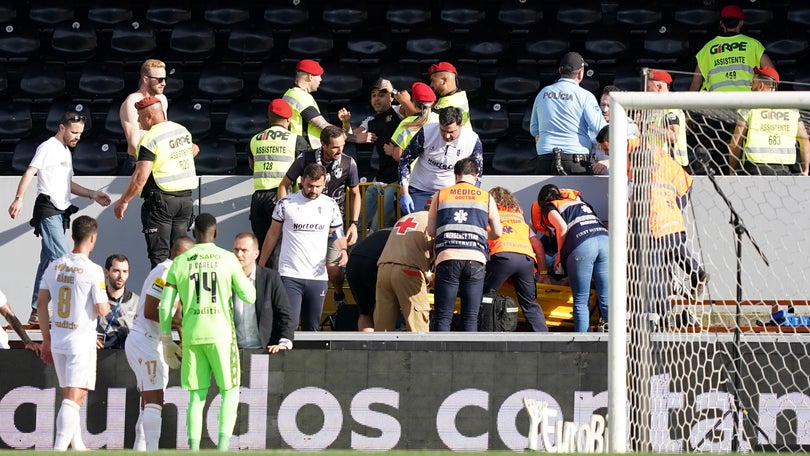 Imagem de Jogo Vitória – Vizela esteve interrompido após adepto cair da bancada