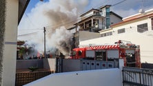 Imagem de Incêndio de dimensões consideráveis lavra em armazém na Terceira Travessa do Transval (Vídeo)