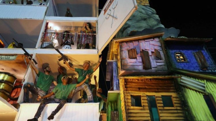Imagem de Beija-Flor vence Carnaval no Rio com desfile crítico da corrupção e violência no Brasil