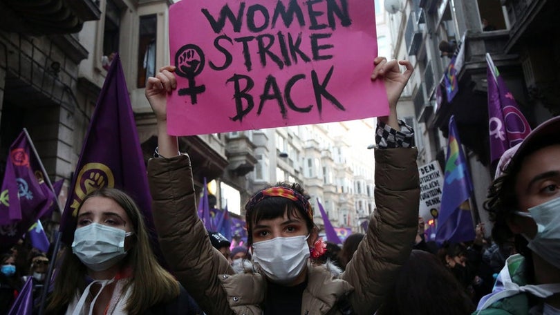 Turquia abandona tratado para prevenir violência contra as mulheres