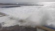 Mar agitado na Calheta (vídeo)