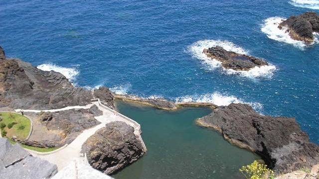 Imagem de SANAS resgata dois estrangeiros do mar do Seixal