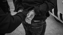 Imagem de PSP identifica 4 indivíduos pelos crimes de furto no interior de viatura e de dano