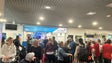 Imagem de Várias centenas de passageiros no Aeroporto à espera de avião (vídeo)