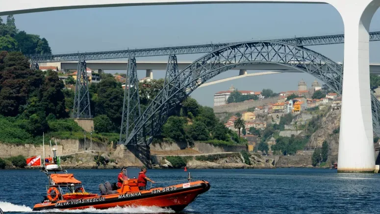 Munições de morteiro encontradas na margem do Douro