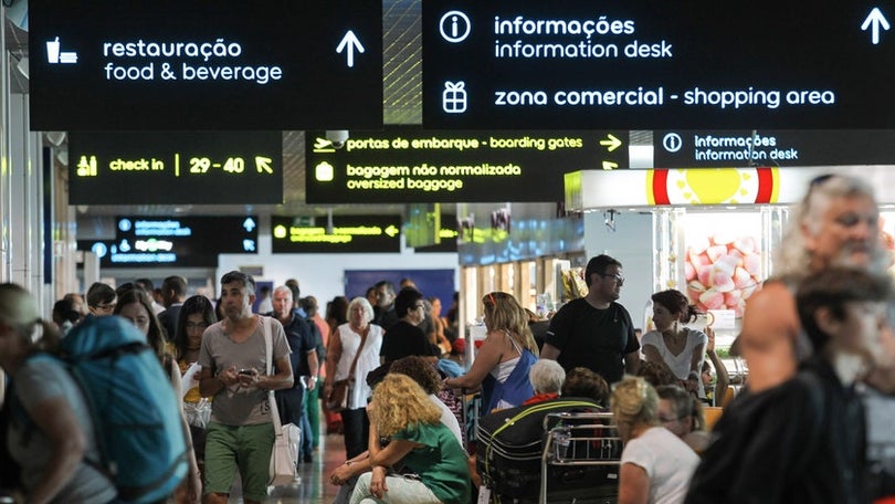 Vento obriga ao cancelamento de mais de 100 voos e afeta 14.700 passageiros