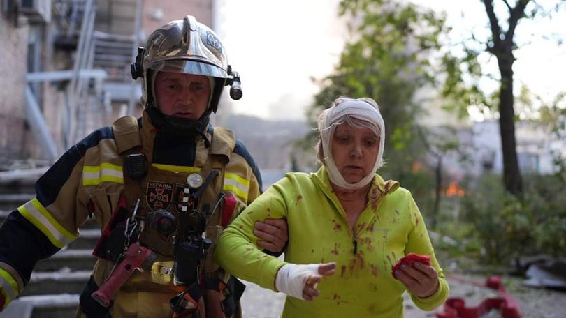 Pelo menos oito mortos e 24 feridos em bombardeamentos em Kiev