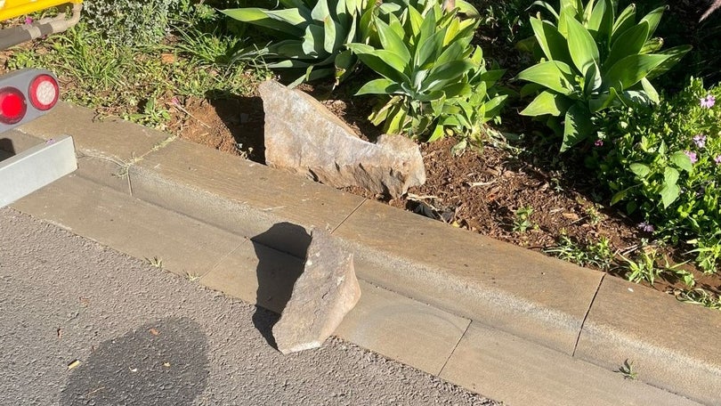 Imagem de Queda de pedras encerra faixa norte da Avenida Sá Carneiro