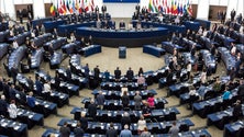 Imagem de Parlamento Europeu cumpre minuto de silêncio em memória das vítimas do acidente da Madeira
