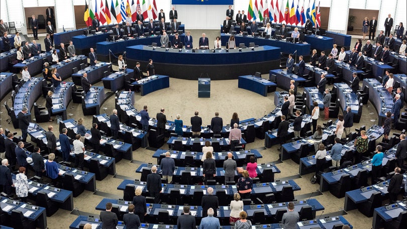 Imagem de Parlamento Europeu cumpre minuto de silêncio em memória das vítimas do acidente da Madeira