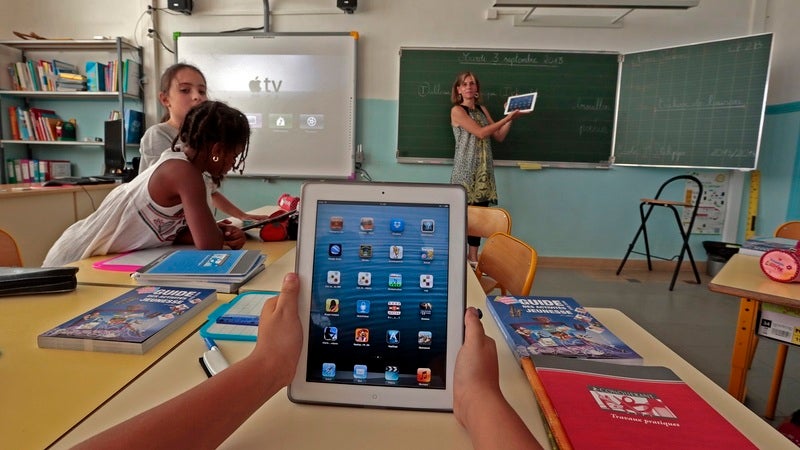 8 mil alunos já utilizam manuais digitais