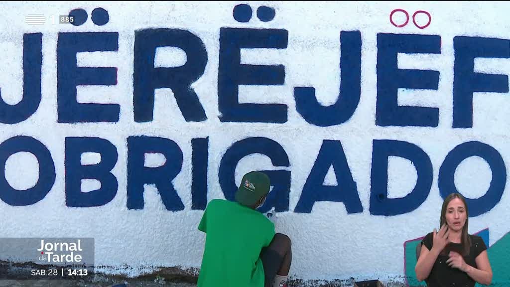 Projeto "Habito o Mundo". Jovens refugiados e migrantes pintam mural