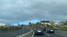 Imagem de Trânsito lento congestiona Via Rápida (sentido Machico – Ribeira Brava)