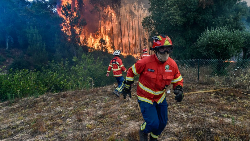 Mais de 2.400 bombeiros combatiam 26 fogos ativos às 18:00