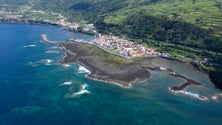 Imagem de Investigador Sérgio Ávila realiza visita com alunos do ensino básico à Plataforma Costeira das Lajes do Pico (Som)