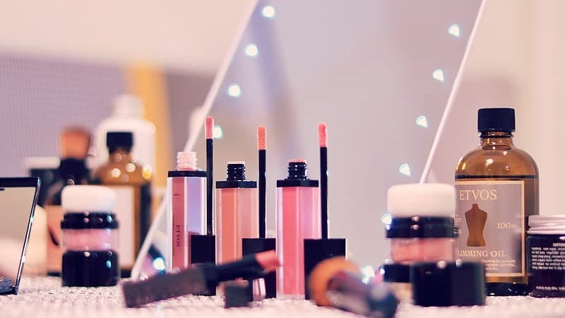 Imagem de Produtos cosméticos podem ter até 90% de microplásticos, alertam organizações europeias