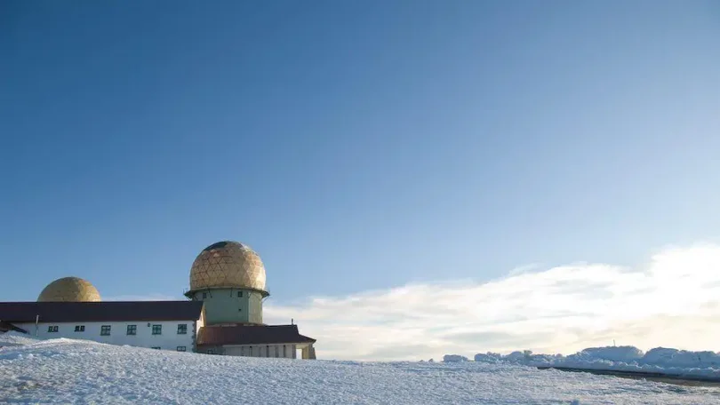 Primeiro nevão deste outono encerra estradas na Serra da Estrela