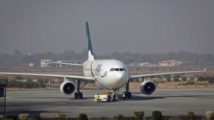 Imagem de Avião com uma centena de pessoas a bordo despenha-se no sul do Paquistão