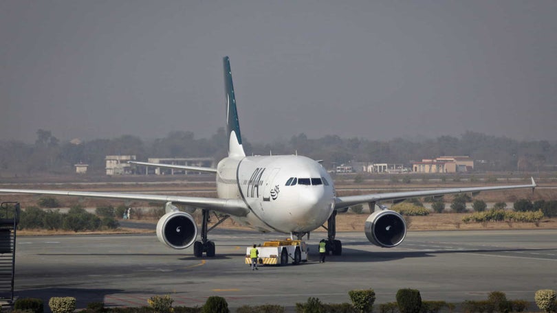 Avião com uma centena de pessoas a bordo despenha-se no sul do Paquistão