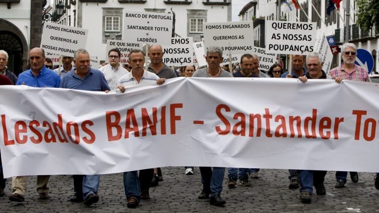 Lesados do Banif recebem Marcelo Rebelo de Sousa com manifestação no Funchal