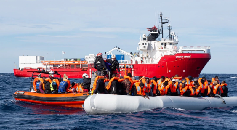 Navio Ocean Viking resgata 158 migrantes do Mediterrâneo central