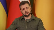 Imagem de Volodymyr Zelensky fala hoje ao parlamento português