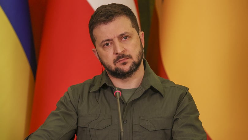 Imagem de Volodymyr Zelensky fala hoje ao parlamento português