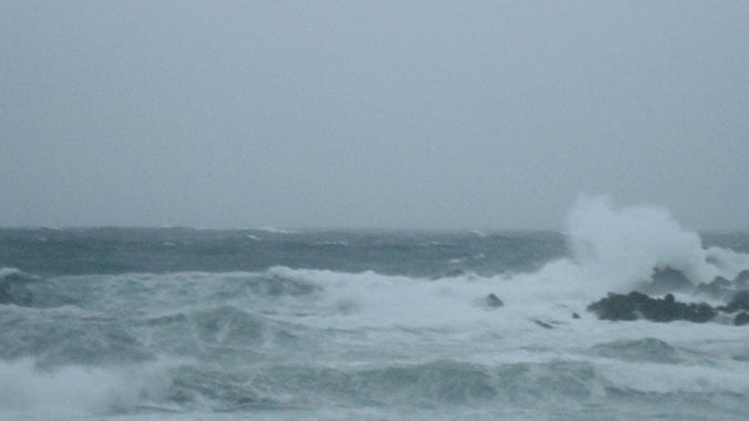 Imagem de Madeira com aviso amarelo devido à agitação do mar