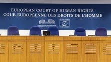 Imagem de Tribunal europeu condena homem que ofereceu camisola com frases polémicas