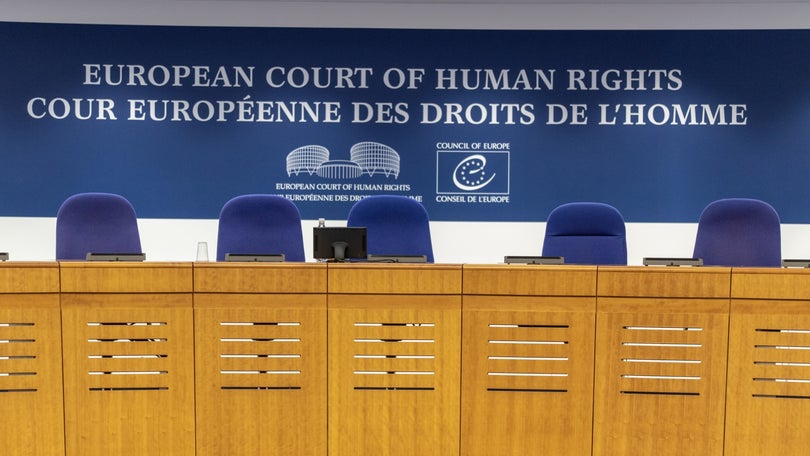 Imagem de Tribunal europeu condena homem que ofereceu camisola com frases polémicas