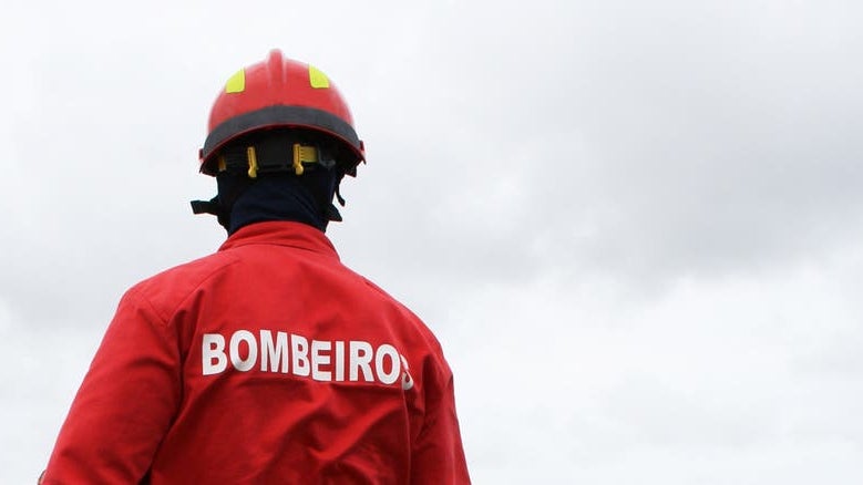 Bombeiros de Machico combatem incêndio em mato no sítio da Arrebentão