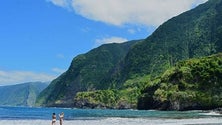 Imagem de Banhistas aproveitam a chegada do verão para visitar as praias do Seixal e Porto Moniz (Vídeo)